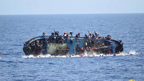 una barca de migrantes hundiéndose Mueren unos cien migrantes por el naufragio de su embarcación frente a Libia